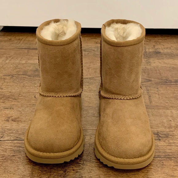 ☃️ 🆕UGG Classic II - Picture 3 of 7
